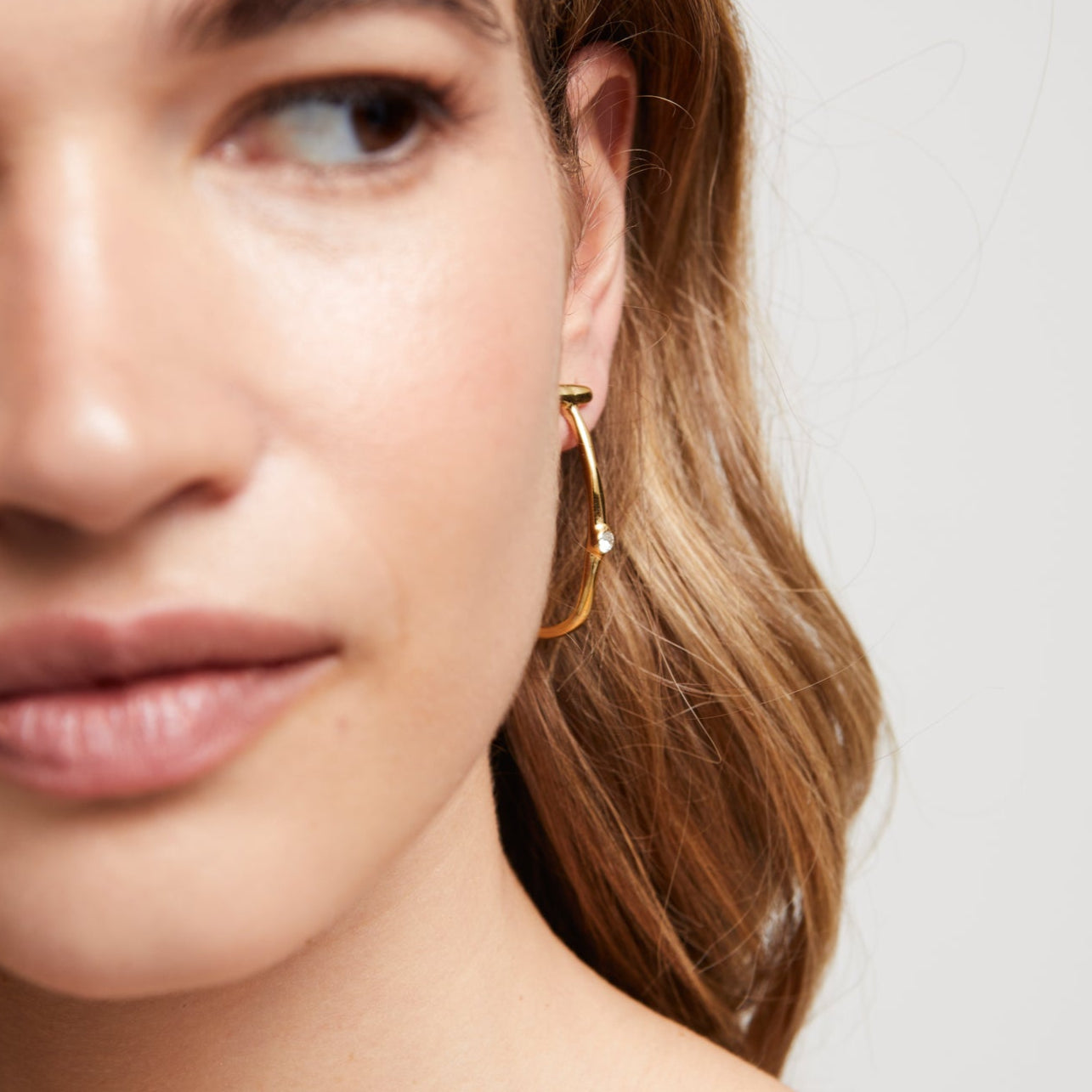 uno de 50 gold plated t -bar hoop earrings with topaz