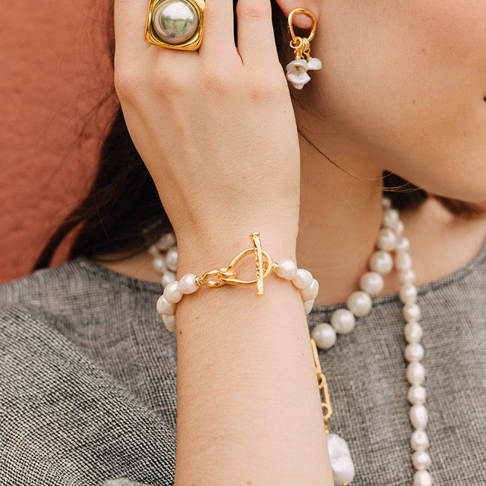 Velatti Freshwater Bracelet with Figure 8 Clasp