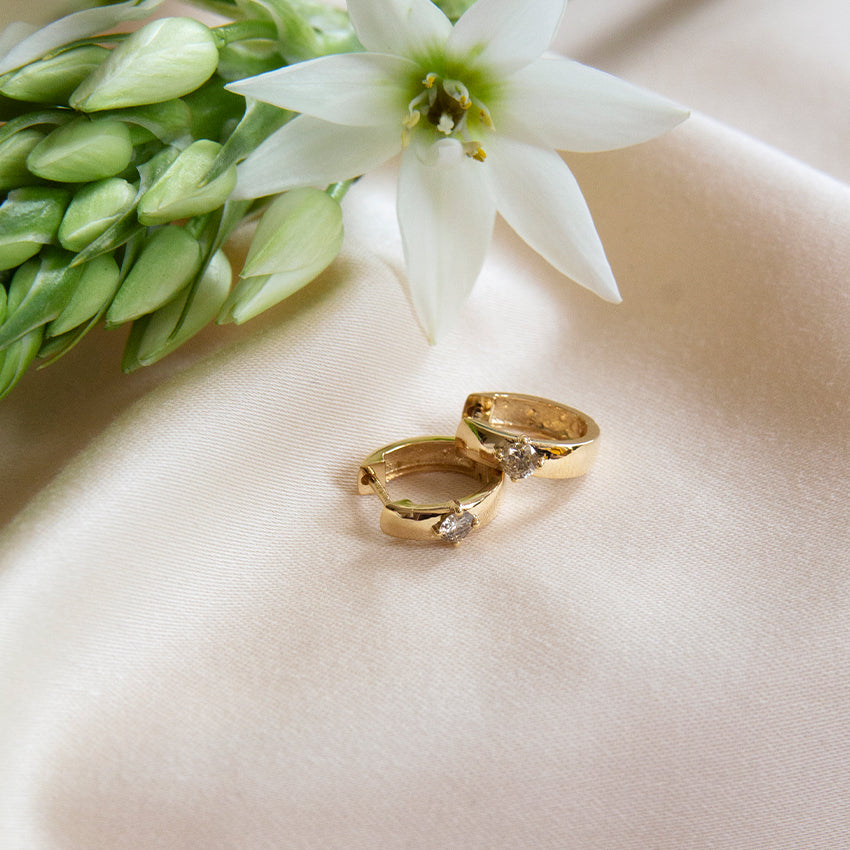 Solitaire 18k Gold Hoops