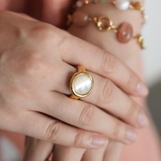 Velatti Round Cut Single Stone Ring - Mother of Pearl