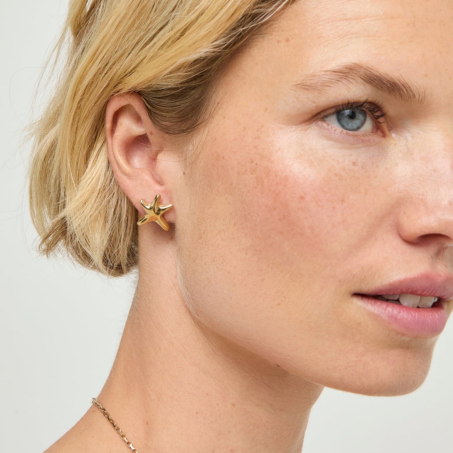 unode50 arcadia starfish gold stud earrings