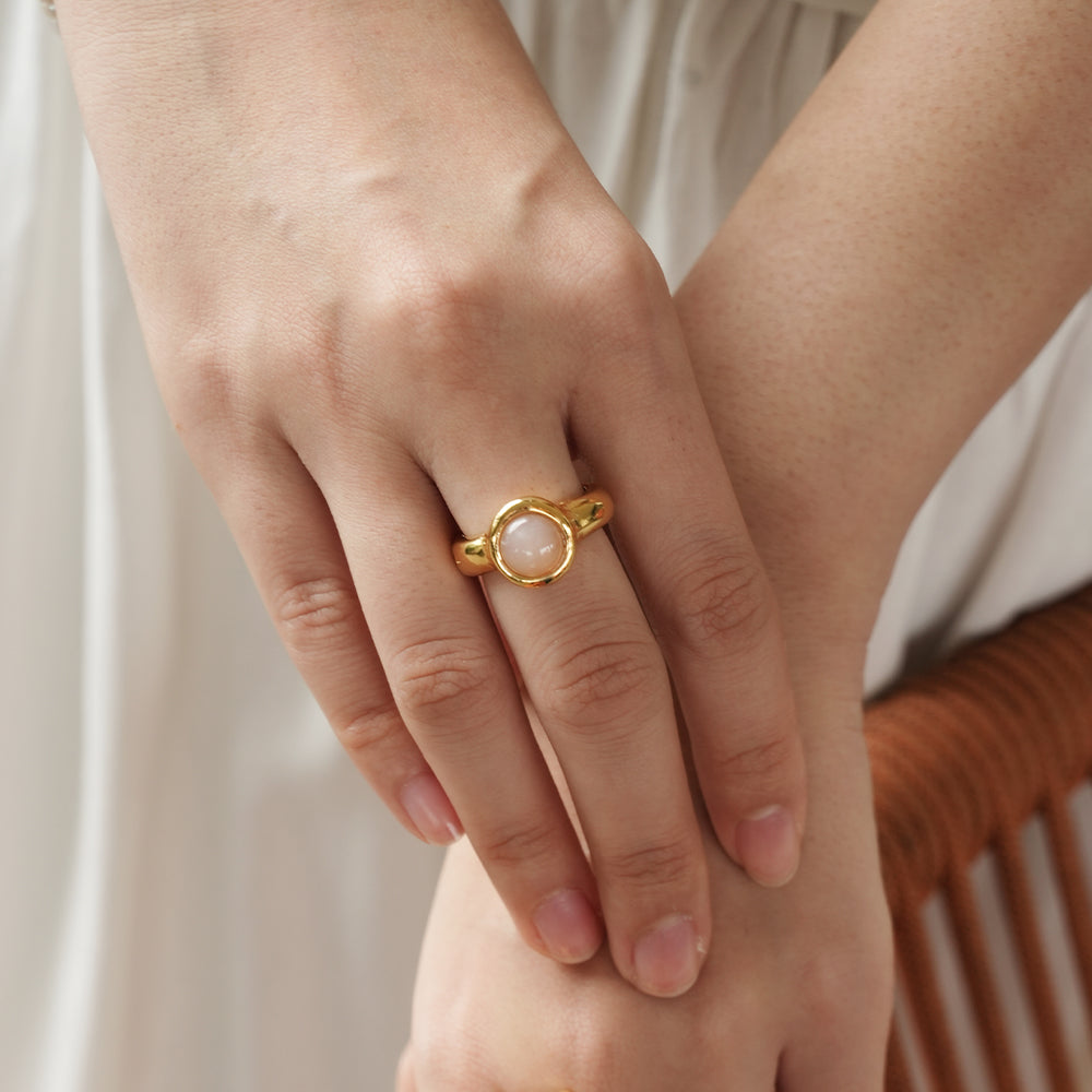 Velatti Single Small Peach Moonstone Ring