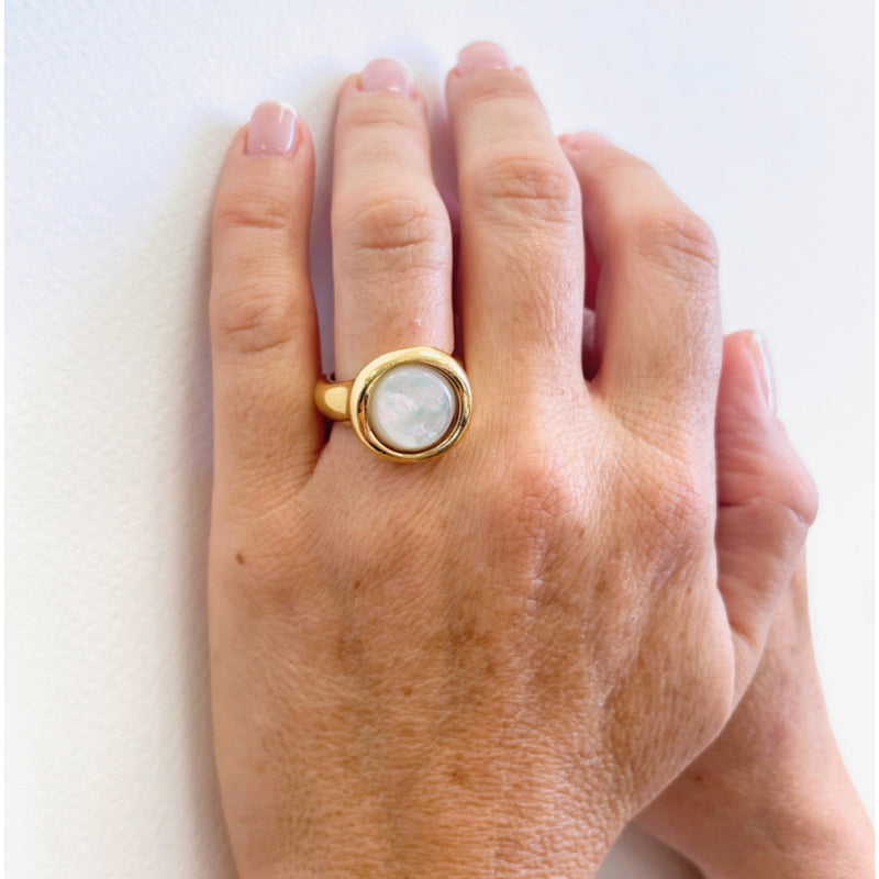 Velatti Round Cut Single Stone Ring - Mother of Pearl