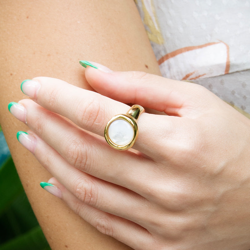 Velatti Round Cut Single Stone Ring - Mother of Pearl