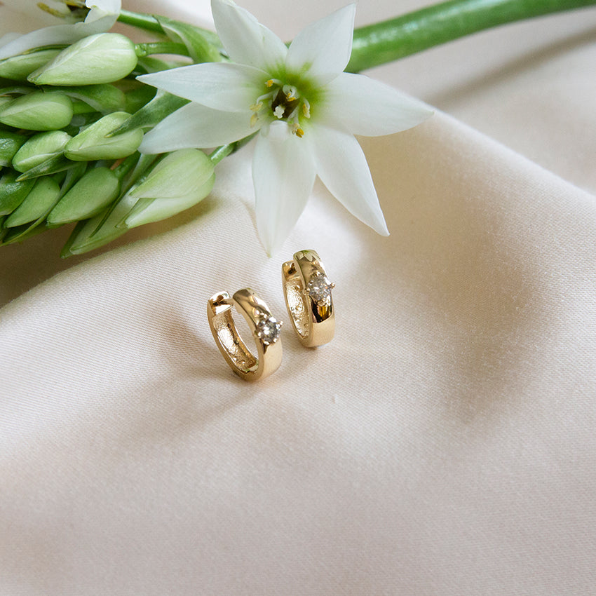Solitaire 18k Gold Hoops