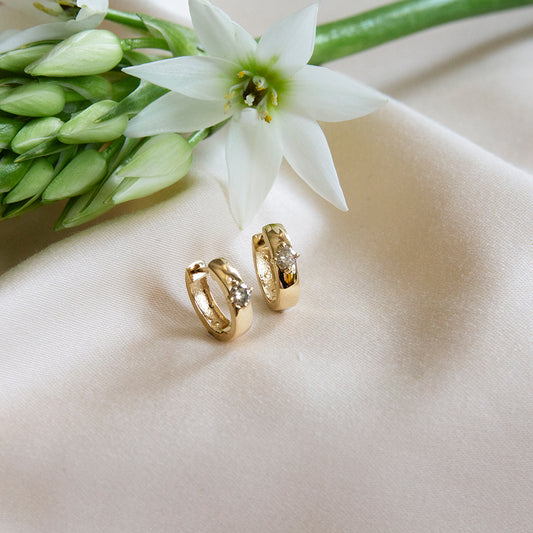 Solitaire 18k Gold Hoops